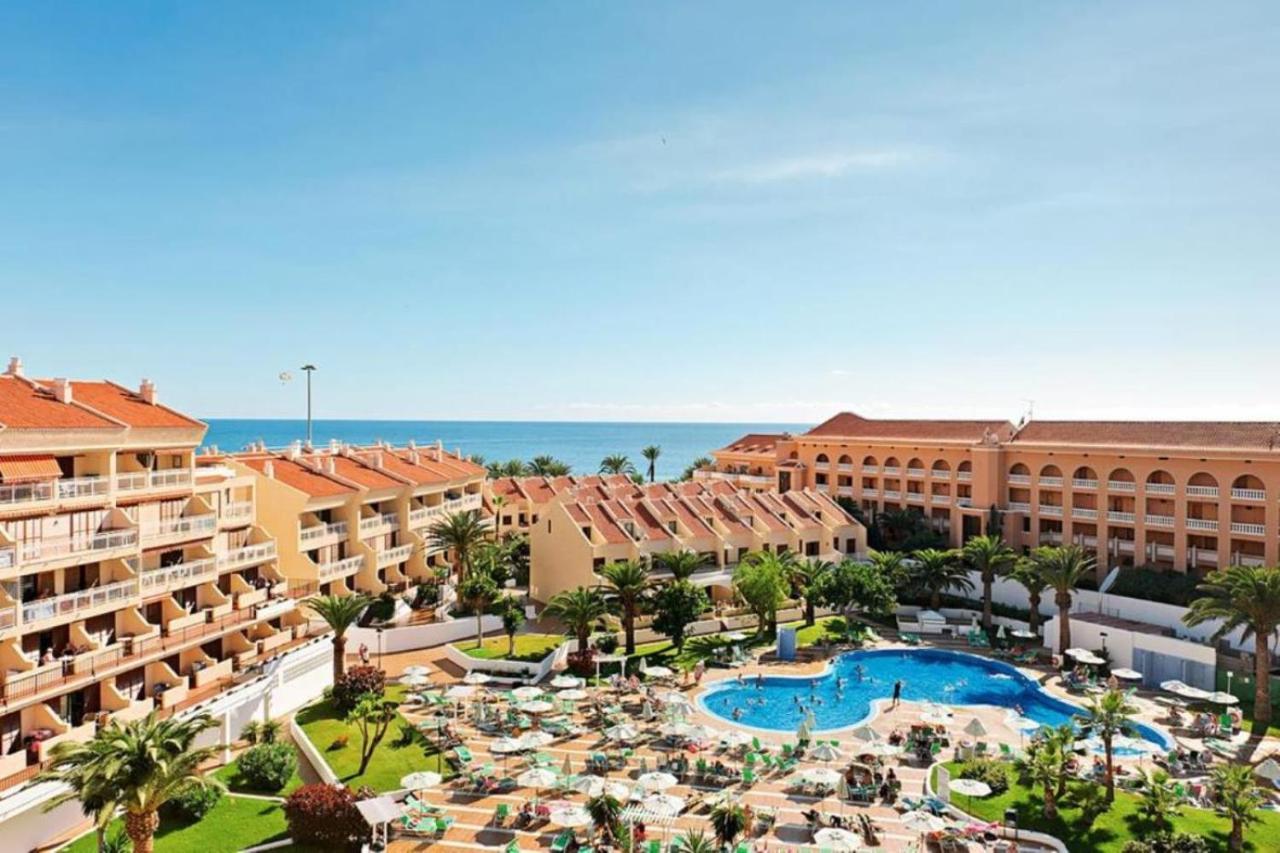 Two Bedroom Apartment In Beachfront Complex With Pool In Playa De Las Americas. Exterior photo