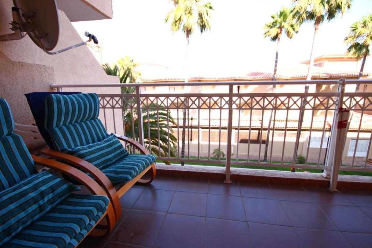 Two Bedroom Apartment In Beachfront Complex With Pool In Playa De Las Americas. Exterior photo