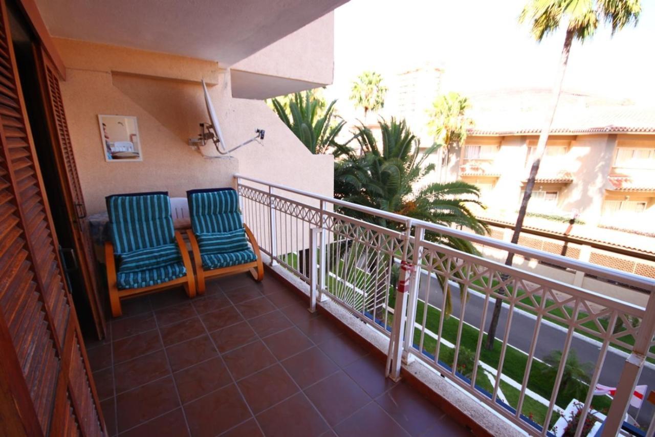 Two Bedroom Apartment In Beachfront Complex With Pool In Playa De Las Americas. Exterior photo