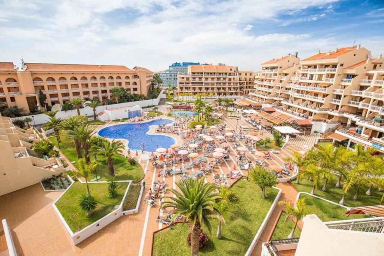 Two Bedroom Apartment In Beachfront Complex With Pool In Playa De Las Americas. Exterior photo