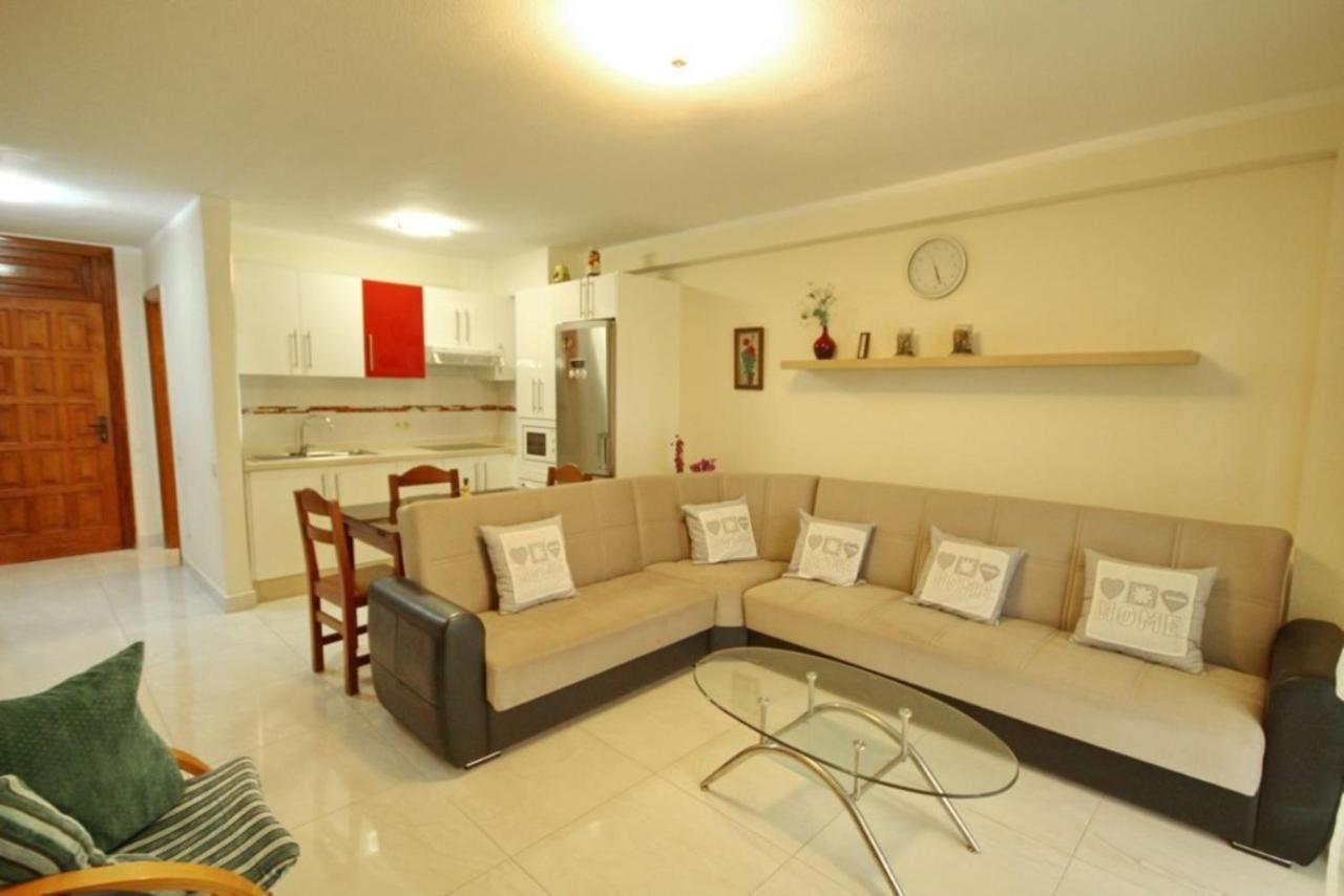Two Bedroom Apartment In Beachfront Complex With Pool In Playa De Las Americas. Exterior photo