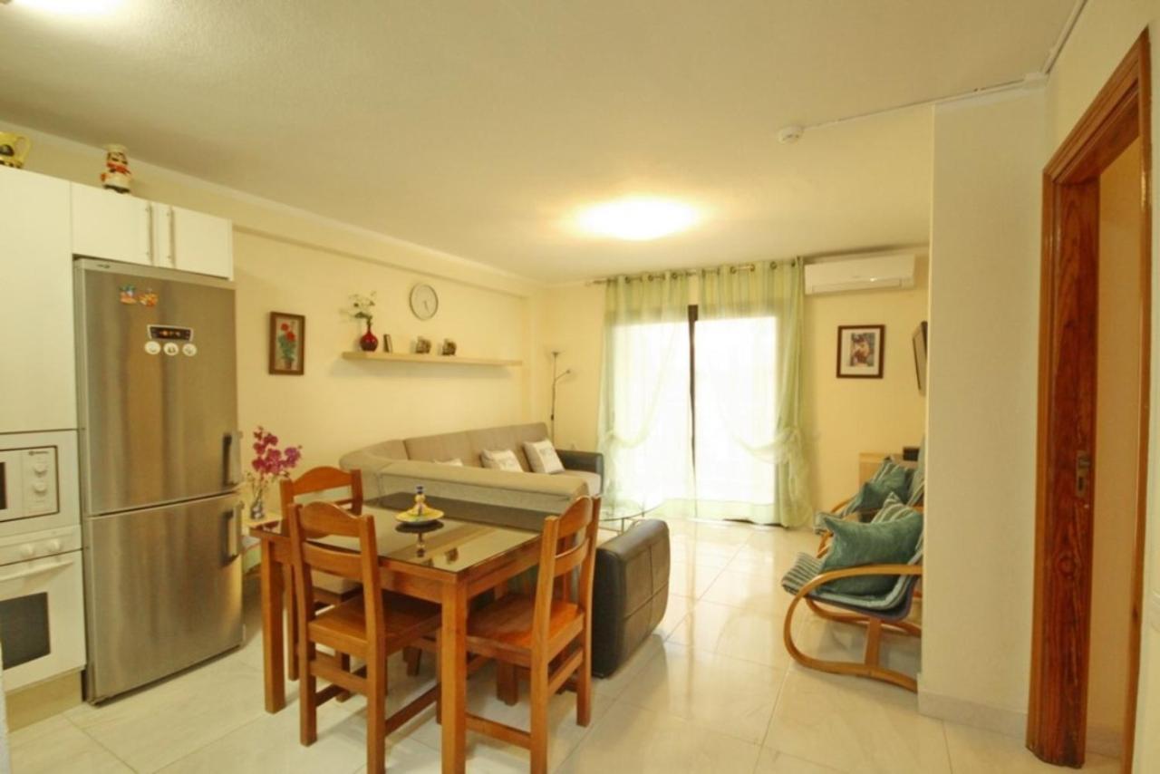 Two Bedroom Apartment In Beachfront Complex With Pool In Playa De Las Americas. Exterior photo