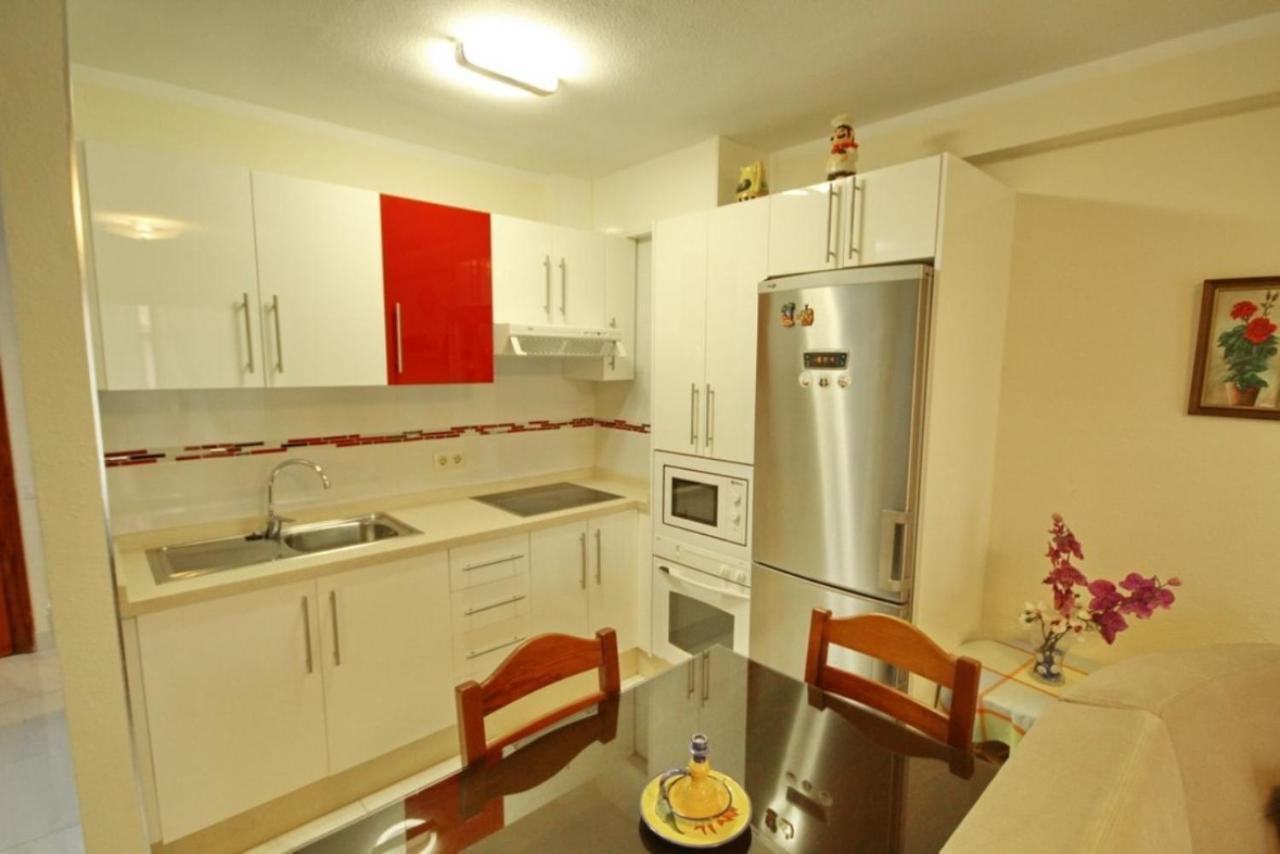 Two Bedroom Apartment In Beachfront Complex With Pool In Playa De Las Americas. Exterior photo
