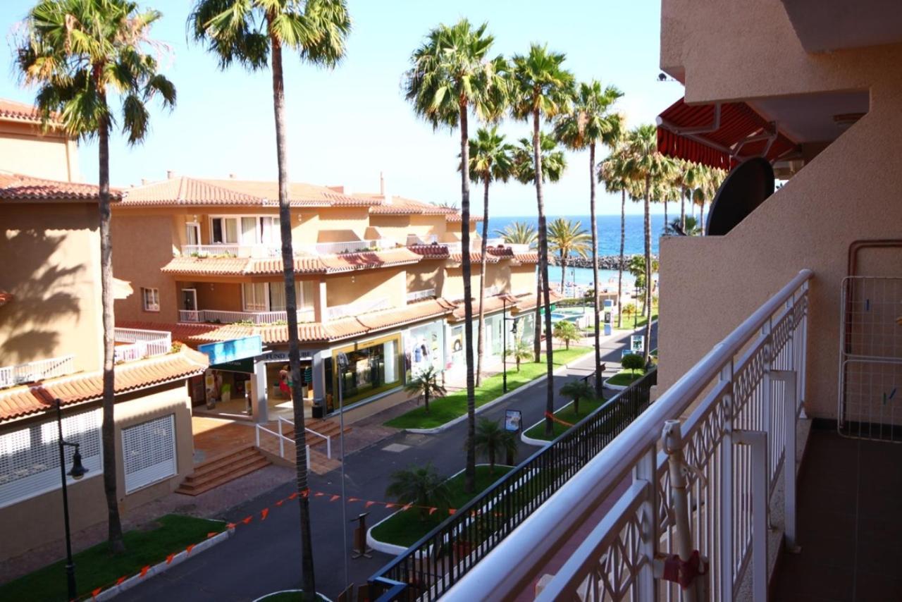 Two Bedroom Apartment In Beachfront Complex With Pool In Playa De Las Americas. Exterior photo