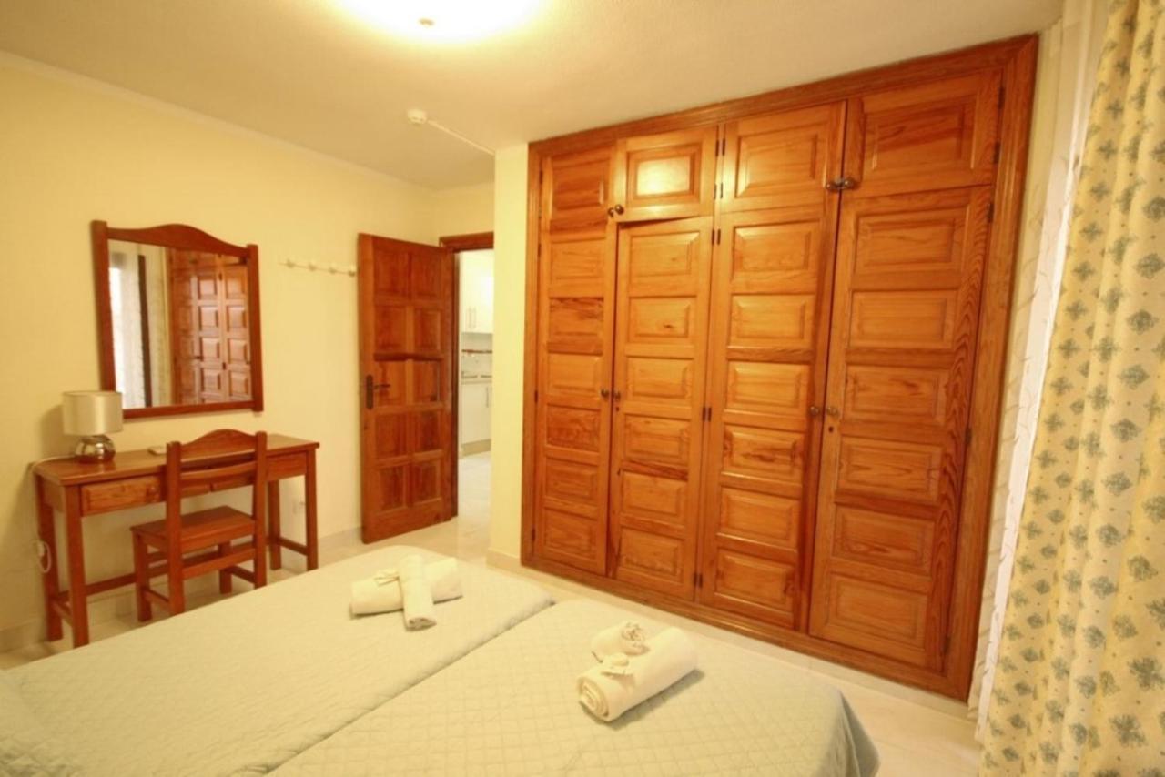 Two Bedroom Apartment In Beachfront Complex With Pool In Playa De Las Americas. Exterior photo