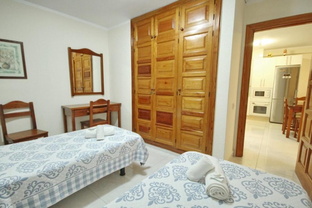 Two Bedroom Apartment In Beachfront Complex With Pool In Playa De Las Americas. Exterior photo