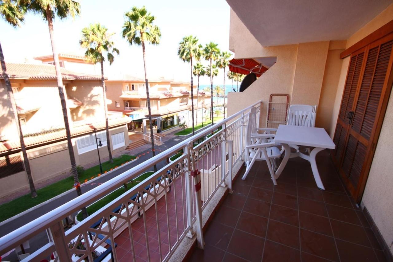 Two Bedroom Apartment In Beachfront Complex With Pool In Playa De Las Americas. Exterior photo